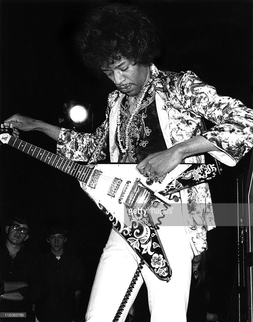 Jimmy Hendrix 為Gibson Flying V調音 by Getty Images