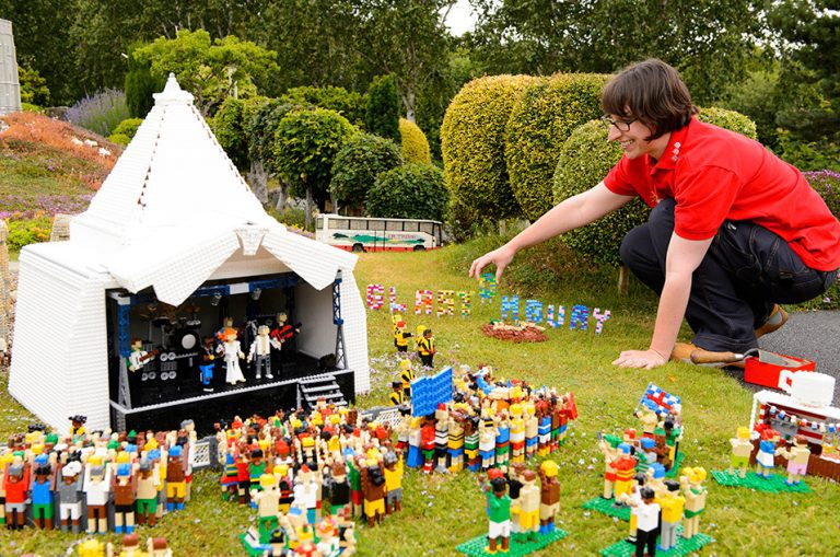 樂高樂園現正舉辦Glastonbury　內含斷腿Dave Grohl！