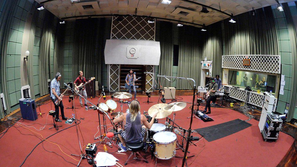 Foo Fighters同步錄音，Photo by :BBC Radio