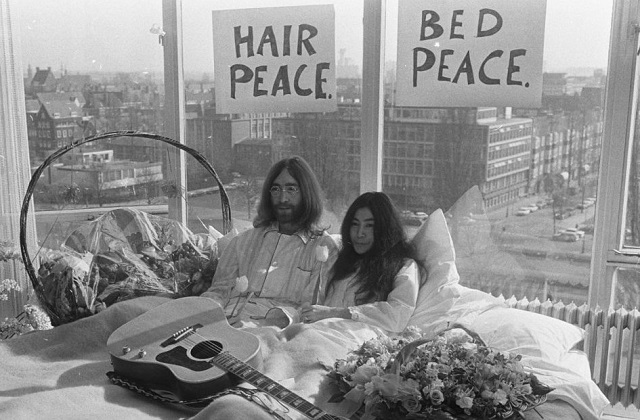Bed-In_for_Peace,_Amsterdam_1969_-_John_Lennon_&_Yoko_Ono_17