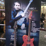英國大團MUSE吉他兼主唱的Cort簽名琴