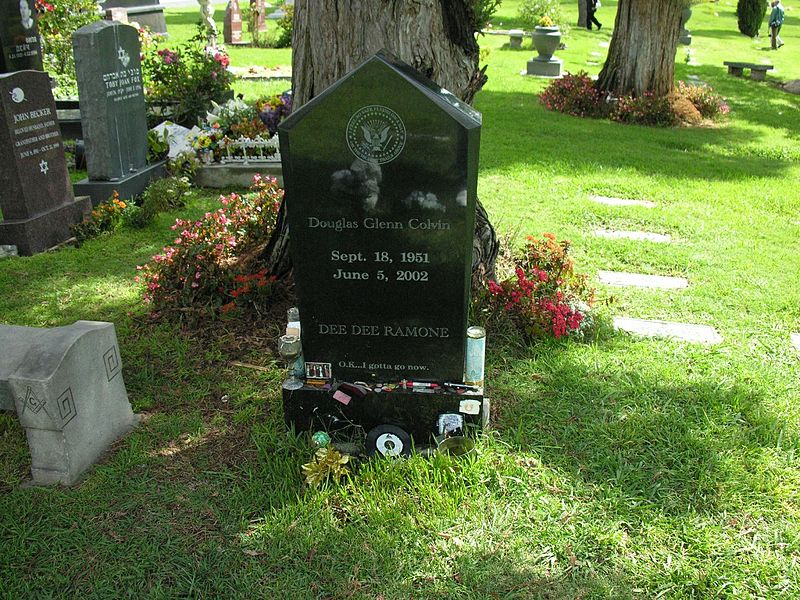 800px-Dee_Dee_Ramone_-_Hollywood_Forever_Cemetery