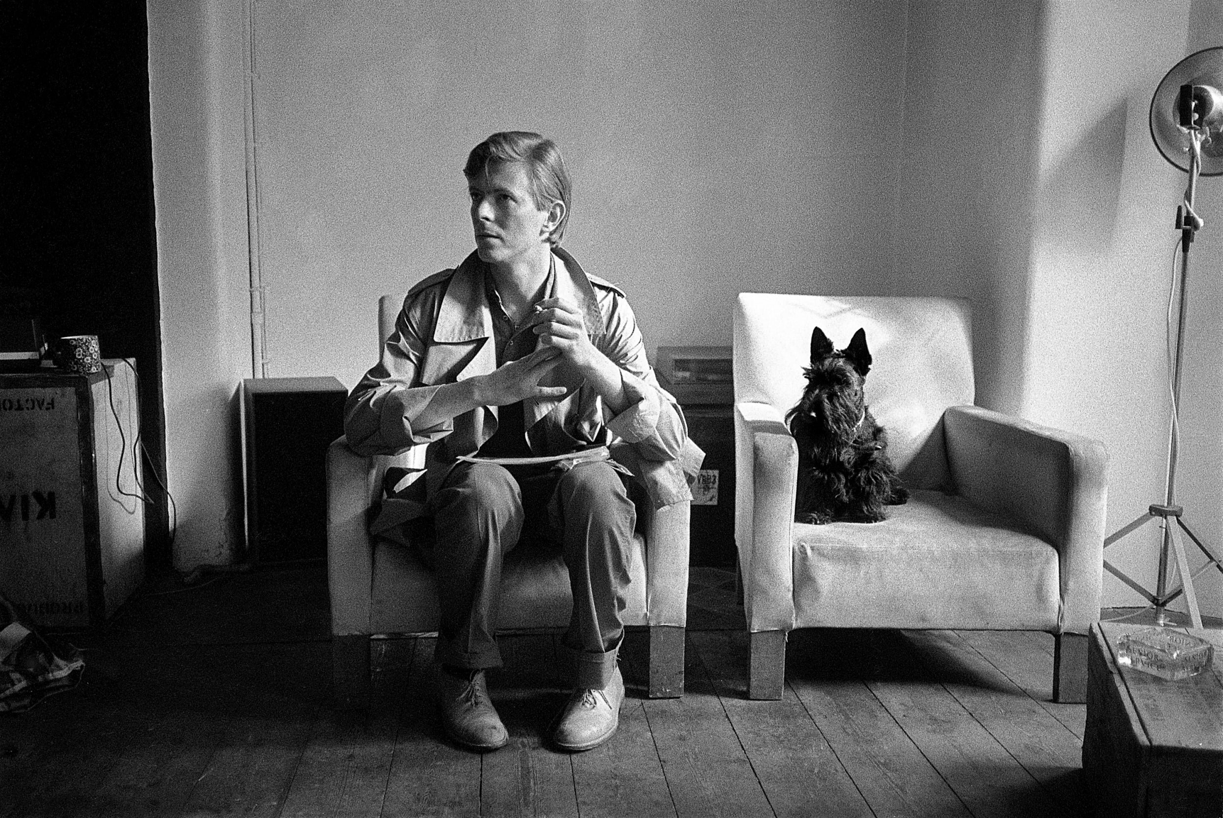 Art-for-Cure-Credit-Seated-Bowie-with-Dog-by-Keith-Duffy-courtesy-of-The-Duffy-Archive-to-exhibit-at-Art-for-Cure-2018-in-aid-of-Breast-Cancer-Now
