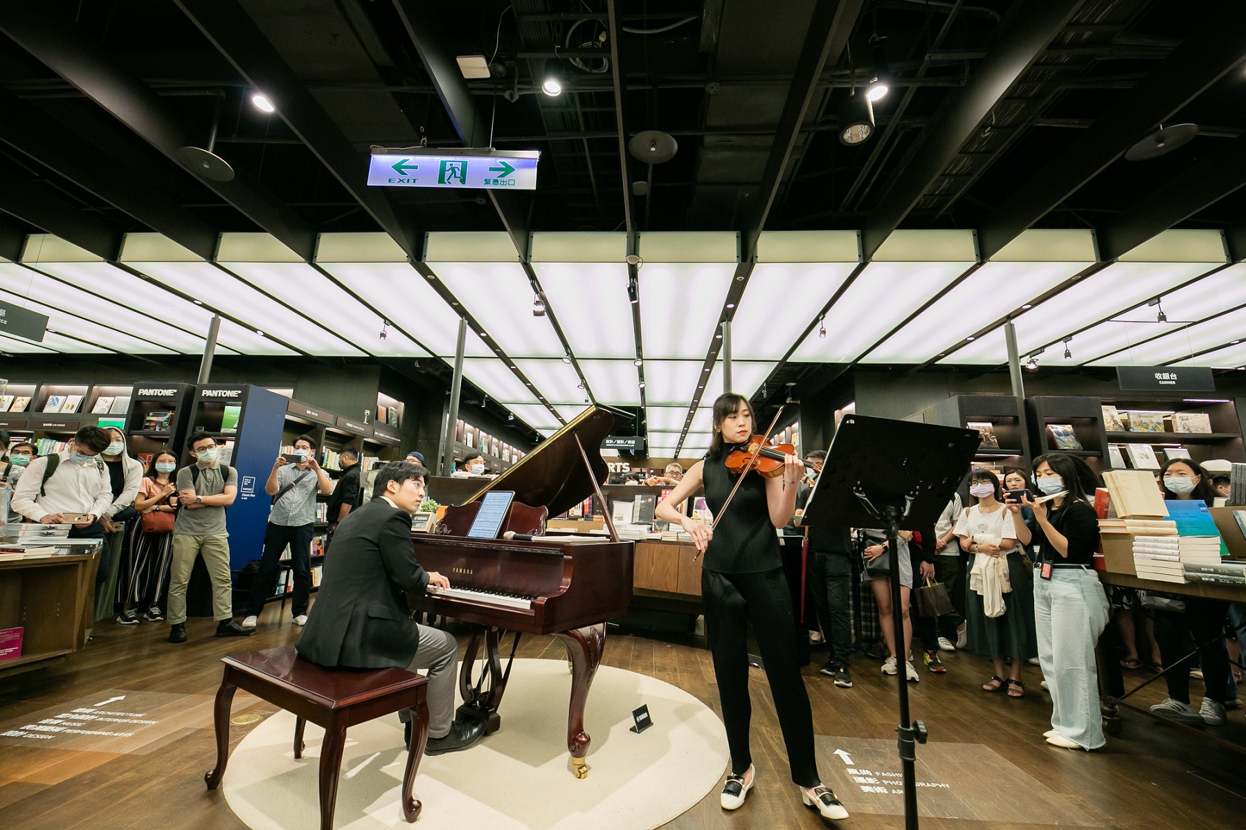 誠品信義店邀請音樂家在每周五、六於書店琴藝空間演奏宮崎駿的《龍貓》、《崖上的波妞》等電影曲目。