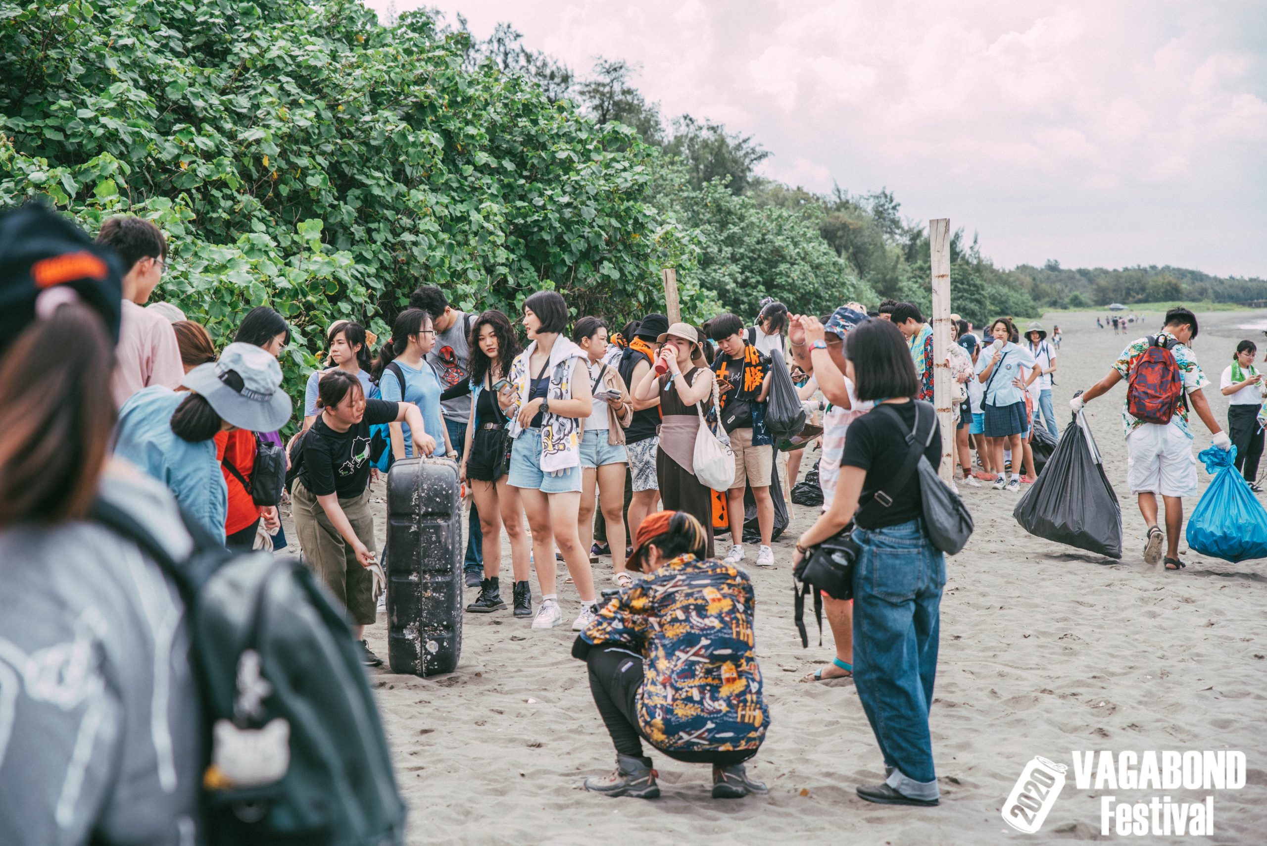 獨立音樂樂迷參與音樂祭的同時不忘環境永續的重要，齊心協力參與淨灘活動