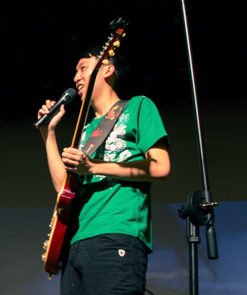 修齊在台上問有沒有人可以幫他換弦