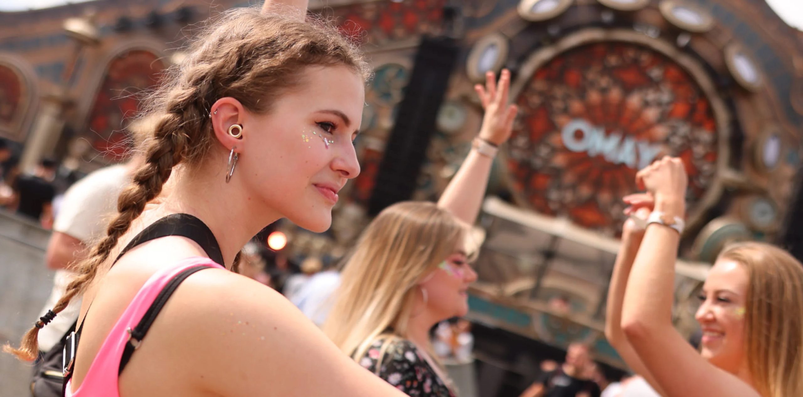 women-in-festival-with-cheer