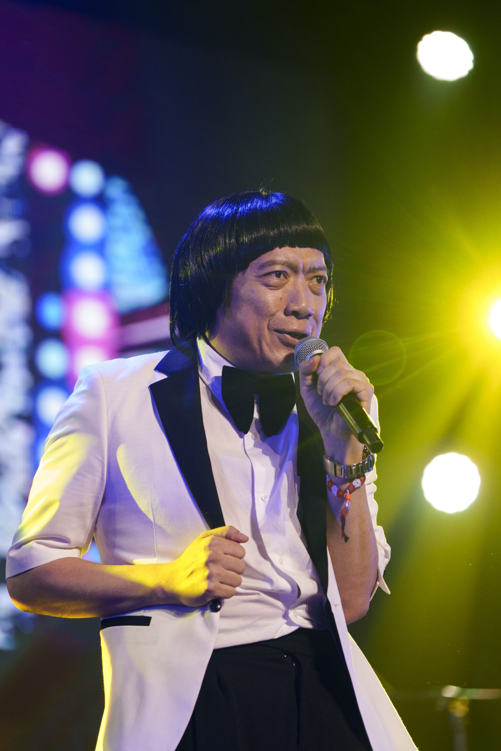 表演藝術家扮演豬哥亮粉墨登場